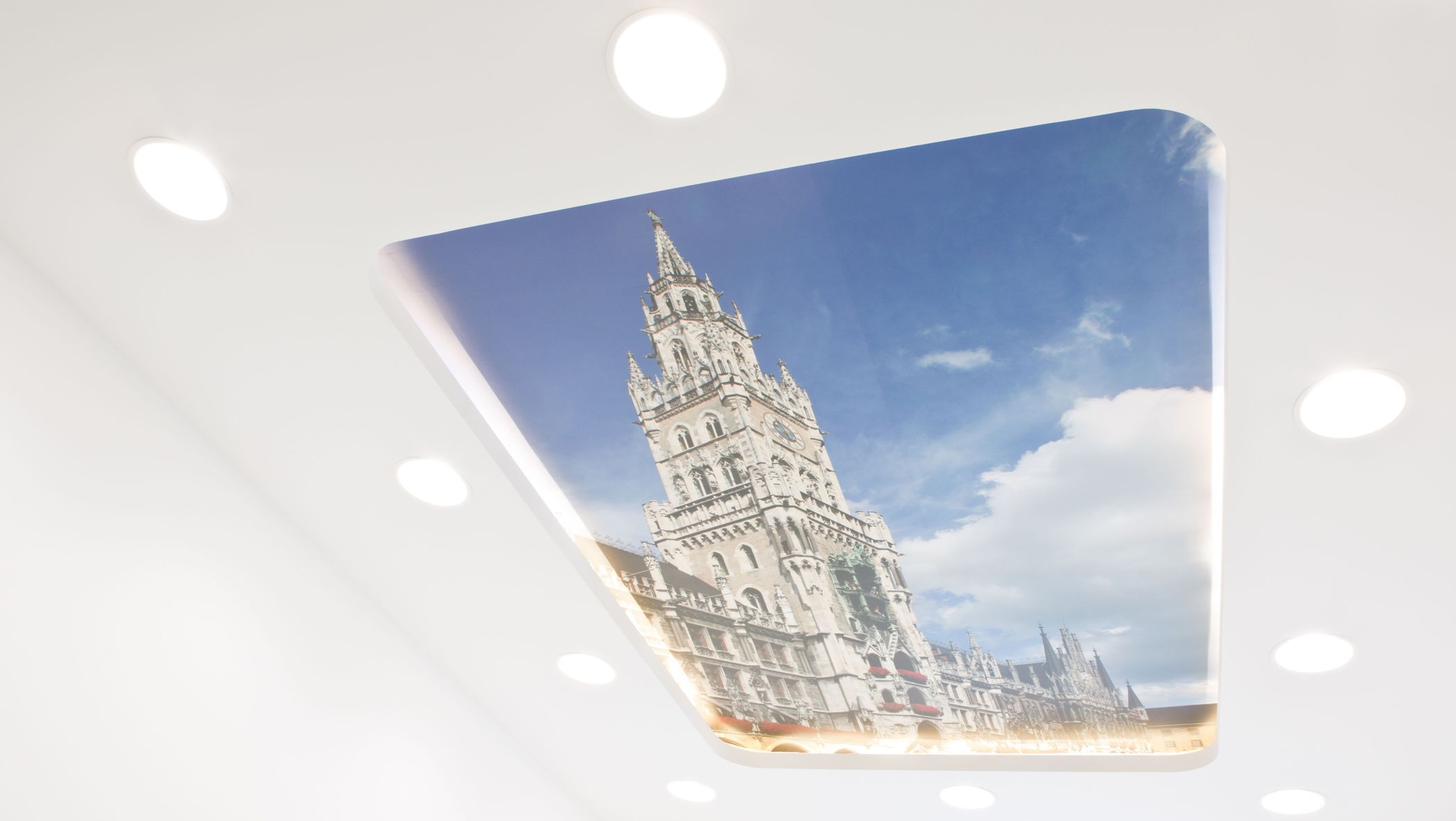 Deckenbild mit dem Münchner Rathaus im Behandlungsraum